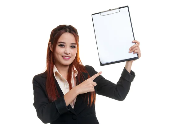 Jonge Aziatische zakelijke vrouw punt naar lege Klembord. — Stockfoto