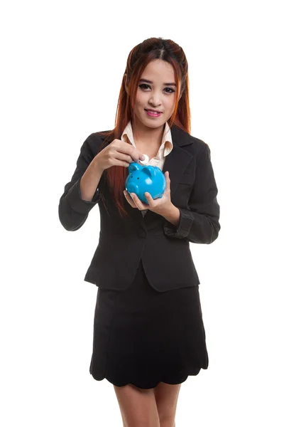 Aziatische zakenvrouw met munt en varken munt bank. — Stockfoto