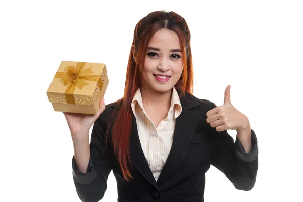 Asiatico affari donna pollice su con un regalo scatola . — Foto Stock