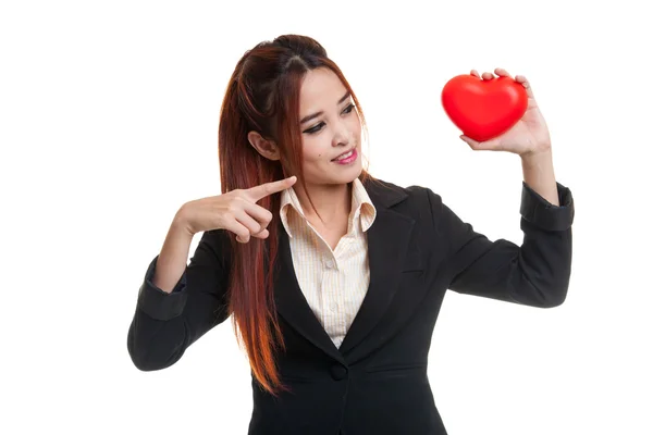 Asiática mulher de negócios apontar para o coração vermelho . — Fotografia de Stock