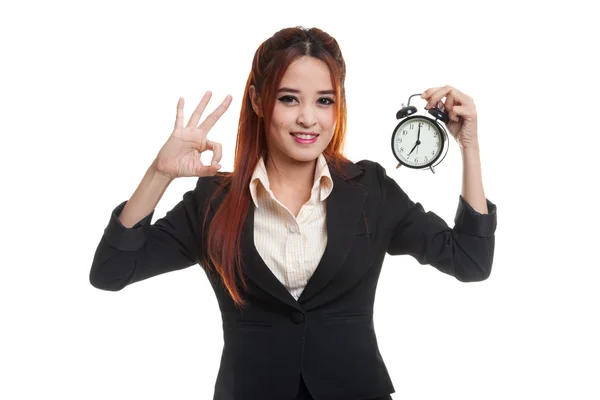 Mladé asijské ženy Ukázat Ok s hodinami. — Stock fotografie