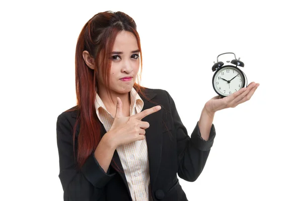 Enojado joven asiático mujer punto a un reloj . —  Fotos de Stock