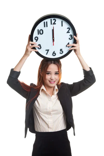 Jeune asiatique femme d'affaires avec une horloge. — Photo