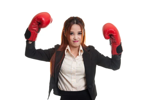 Giovane donna d'affari asiatica con guanti da boxe rossi . — Foto Stock