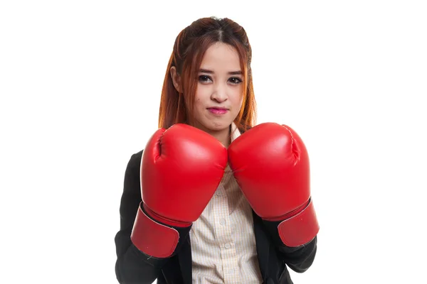 Jovem mulher de negócios asiática com luvas de boxe vermelho . — Fotografia de Stock