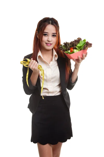 Saludable mujer de negocios asiática con cinta métrica y ensalada . — Foto de Stock