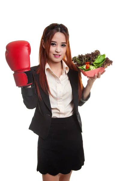 Unga asiatiska affärskvinna med boxning handske och sallad. — Stockfoto