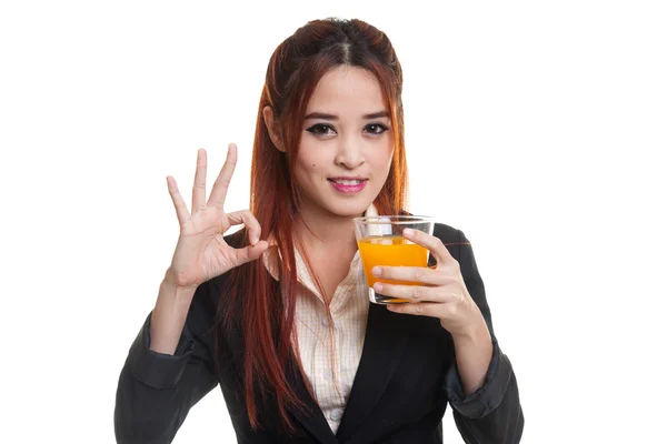Ung asiatisk kvinna drink apelsin juice visar Ok tecken. — Stockfoto