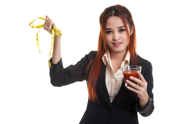 Mujer asiática con jugo de tomate y cinta métrica . — Foto de Stock