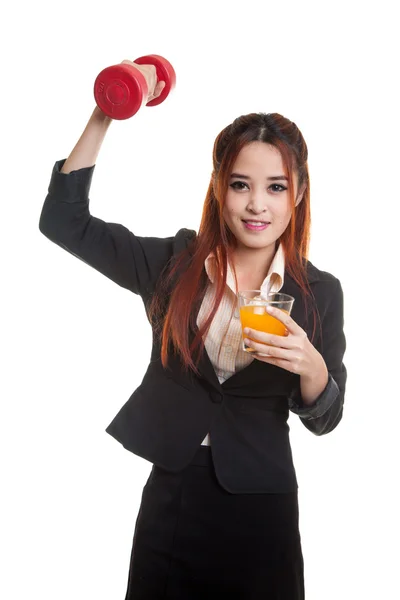 年轻的亚裔女子和哑铃喝桔子汁. — 图库照片