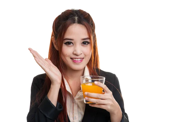 Glad ung asiatisk kvinna drink apelsin juice. — Stockfoto