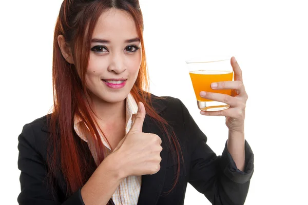 Młoda kobieta Azji kciuki: napój pomarańczowy sok. — Zdjęcie stockowe