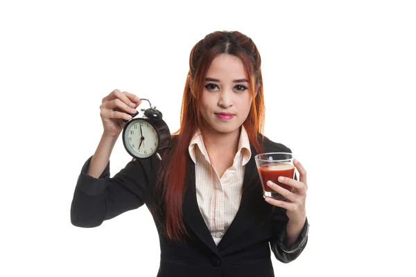 Jeune femme d'affaires asiatique avec jus de tomate et horloge . — Photo