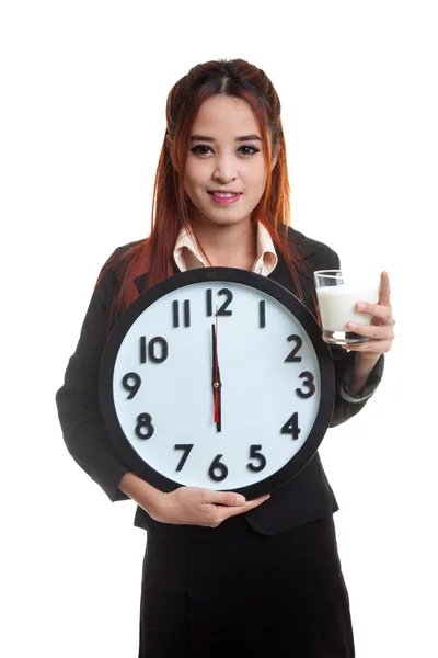 Femme asiatique en bonne santé boire verre de lait tenir horloge . — Photo