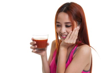 Domates suyu gibi sağlıklı güzel Asyalı kız.