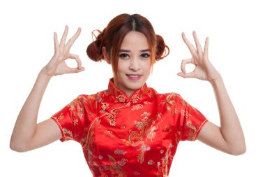 Asyalı kız cheongsam Çin elbiseli göster Ok işareti.
