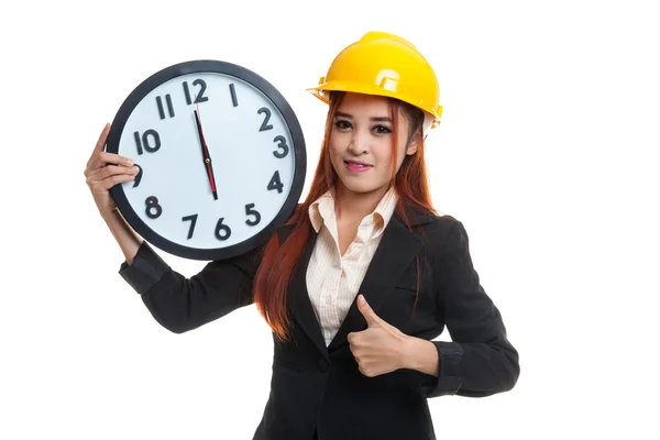 Asya mühendisi kadın başparmak yukarıya ile bir masa saati. — Stok fotoğraf