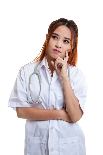 Portrait de jeune femme asiatique médecin pensée . — Photo