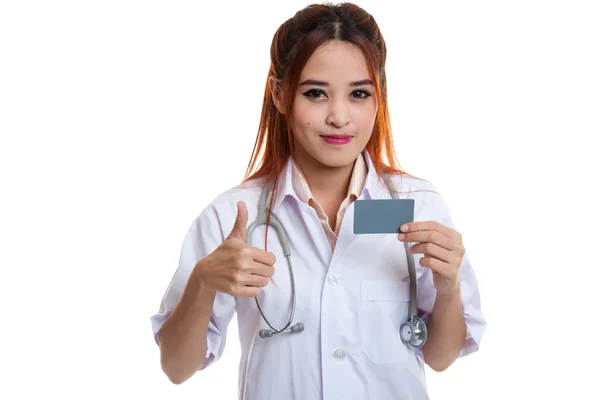 Asiatique jeune femme médecin montrer pouces vers le haut avec carte blanche . — Photo