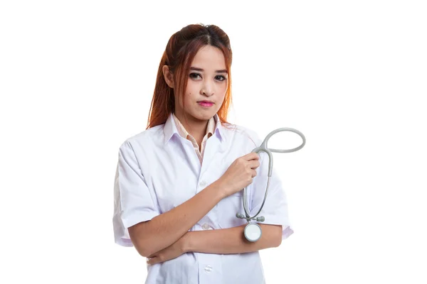 Jovem asiática médica segurar estetoscópio e sorrir . — Fotografia de Stock