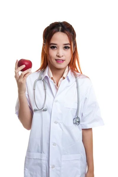 Uśmiech młodych azjatyckich kobiet lekarza Pokaż jabłko. — Zdjęcie stockowe