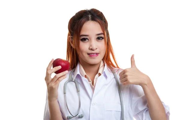 Jovem asiática médico polegares para cima com maçã . — Fotografia de Stock