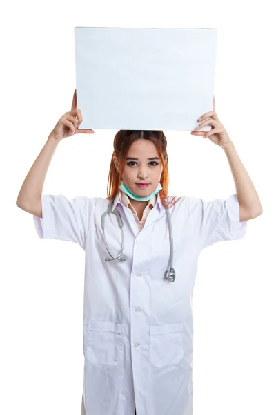 Jovem asiática médica mostrar um sinal em branco sobre a cabeça . — Fotografia de Stock