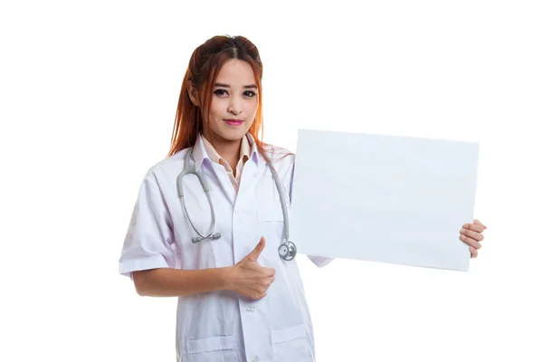 Junge asiatische Ärztin zeigen Daumen nach oben und leere Zeichen. — Stockfoto