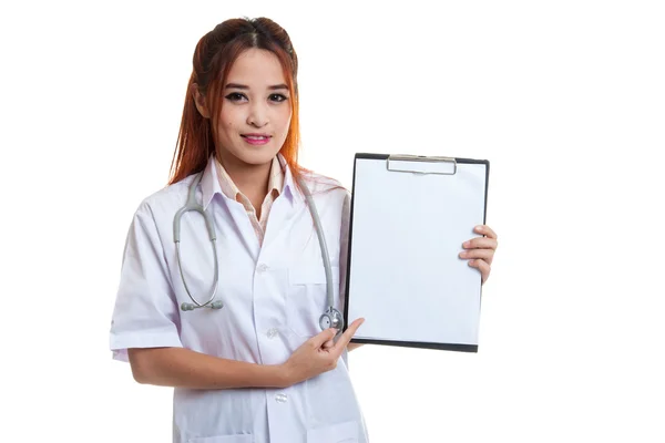 Junge asiatische Ärztin zeigen auf ein leeres Klemmbrett. — Stockfoto