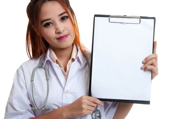 Jeune asiatique femme médecin montrer un blanc presse-papiers . — Photo
