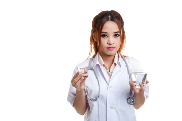 Jeune asiatique femme médecin avec de l'eau et de la médecine . — Photo