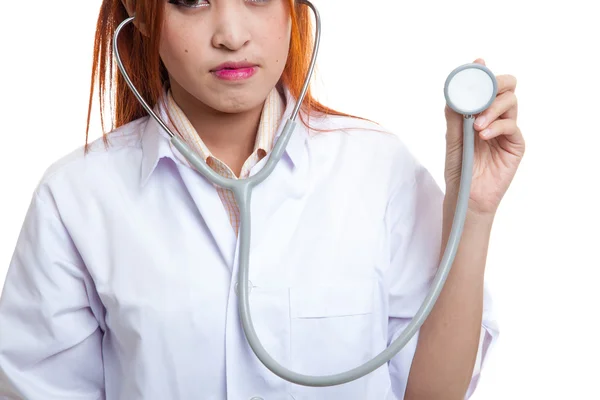 Jovem asiática médica com estetoscópio . — Fotografia de Stock