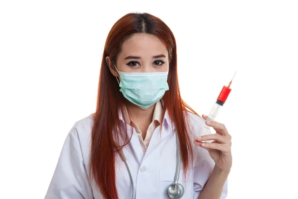 Jeune asiatique femme médecin avec masque tenir seringue . — Photo