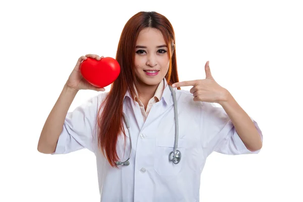 Jovem asiática médica apontar para o coração vermelho . — Fotografia de Stock