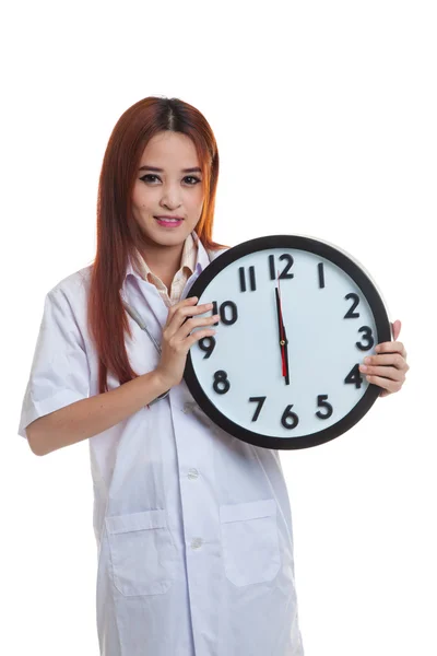 時計に不満若いアジア女性医師. — ストック写真