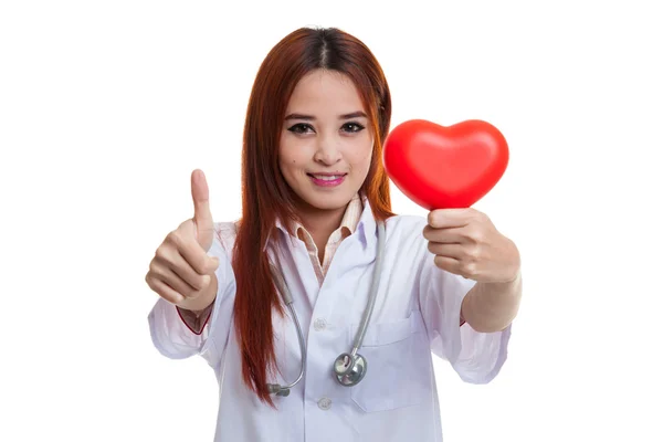 Junge asiatische Krankenschwester Daumen nach oben mit roten Herzen. — Stockfoto