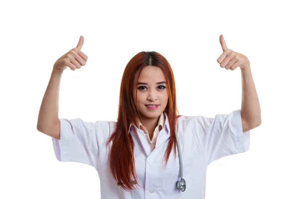 Jovem asiático médico feminino mostrar dois polegares para cima . — Fotografia de Stock