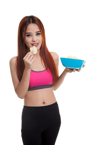 Vackra asiatiska friska flicka äta potatischips. — Stockfoto