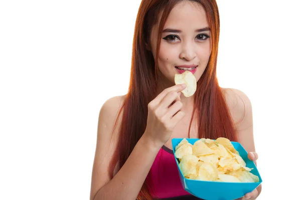 Mooie Aziatische gezond meisje potato chips eten. — Stockfoto