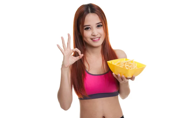 Asiática sana chica comer papas fritas show OK signo . — Foto de Stock