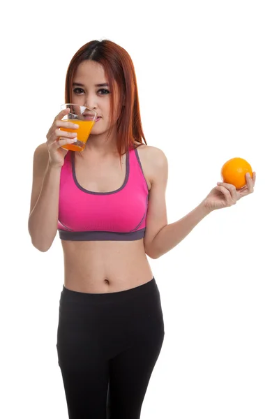Красивая азиатская здоровая девушка с апельсиновым соком и фруктами . — стоковое фото