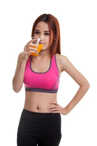 Schön asiatische gesunde Mädchen trinken Orangensaft. — Stockfoto