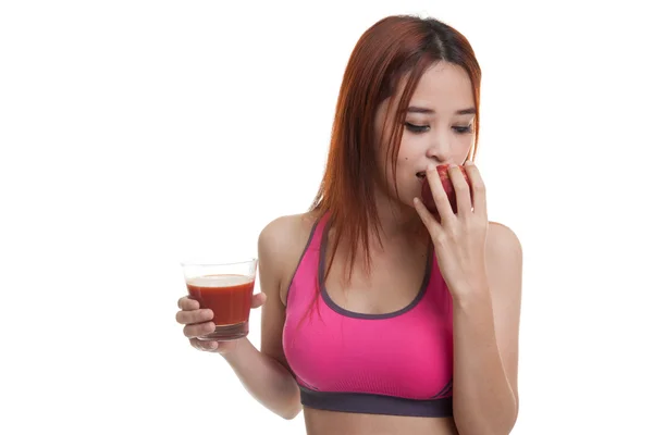 Hermosa chica asiática sana con jugo de tomate y manzana . — Foto de Stock