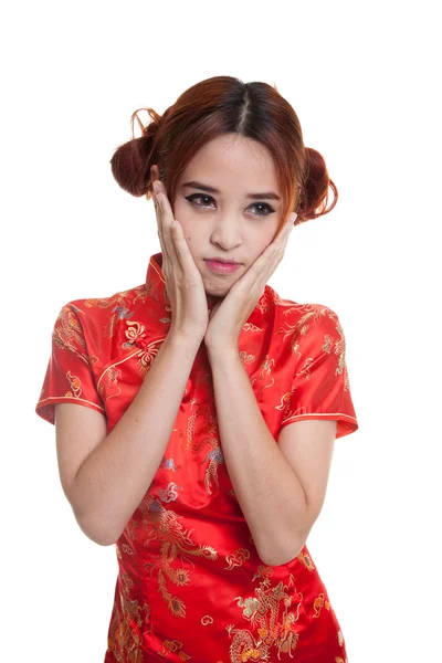 Ledsen flicka kinesiska cheongsam klänning. — Stockfoto