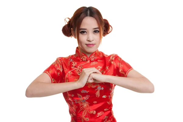 Азиатка в китайском платье из чхонсам с жестом поздравления — стоковое фото