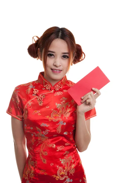 Asiatisk tjej i kinesiska cheongsam klänning med röda kuvertet. — Stockfoto