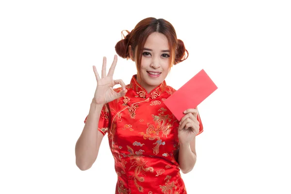 Aziatisch meisje in chinese cheongsam jurk tonen Ok met Hongbao. — Stockfoto