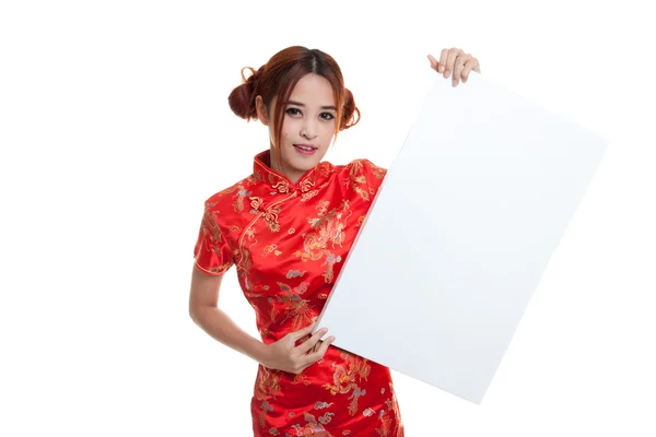 Asiatisk tjej i kinesiska cheongsam klänning med röda tomt tecken. — Stockfoto