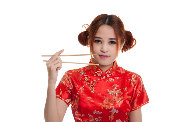 Chica asiática en vestido de cheongsam chino con palillos . — Foto de Stock