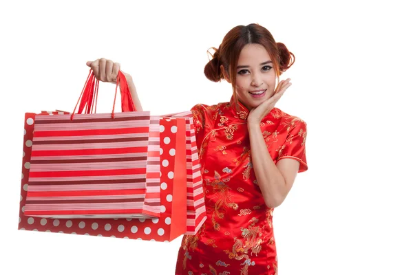 Asiatisk tjej i kinesiska cheongsam klänning med shopping väska. — Stockfoto